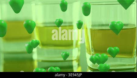Mit quadratischem Glasbecher auf reflektierendem Tisch, der bernsteinfarbene Flüssigkeit und grüne Herzen hält, Kopierraum Stockfoto
