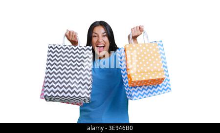 Aufgeregte Frau, die eine Einzelhandelstherapie genießt und bunte Einkaufstaschen hält Stockfoto
