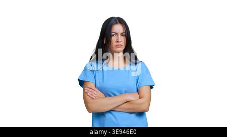 Frustrierte junge Frau, die Arme kreuzt und verärgert aussieht Stockfoto
