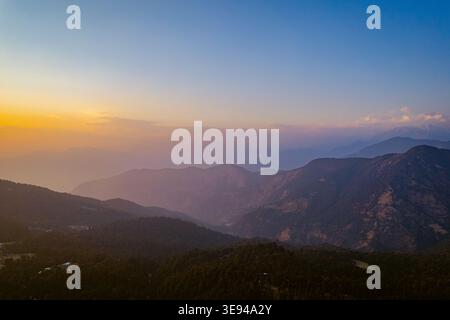 Ein atemberaubender Blick auf die Berge bei Sonnenuntergang in der Nähe des Tungnath Tempels in Uttarakhand, Indien. Die ruhige Landschaft bietet eine friedliche und dramatische Landschaft Stockfoto