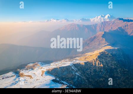 Erleben Sie den Nervenkitzel der Erkundung der zerklüfteten Berge und Täler des Tempels Tungnath in Uttarakhand, Indien. Diese atemberaubende Aussicht aus der Luft fängt t Stockfoto
