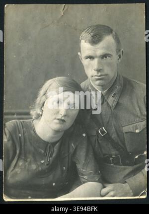 S&W Studio Porträt eines Piloten der Roten Armee in M35 Gymnastyorka Tunika und einer Frau, UdSSR, 1941. Der Flieger trägt einen Sam Browne Gürtel und einen Frühkriegskragen ta Stockfoto