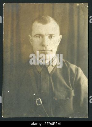 Lieutenant der Roten Armee in einer Diensttunika mit Kragenlaschen und einem Kreuzgürtel aus Leder. 2. Weltkrieg. Authentisches Schwarzweiß-Foto aus der Sowjetzeit, das jeden Tag fotografiert Stockfoto