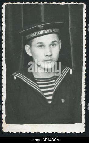 B&W-Studio-Porträt eines jungen sowjetischen Seemanns in marineblauer Uniform mit gestreiftem Telnyashka-Unterhemd und breitem Matrosenkragen, UdSSR. Authentisch Mitte 2 Stockfoto