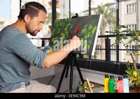 Kreative Freizeit: Hobbykünstler malte Vogelillustrationen auf einem Balcony Studio Stockfoto