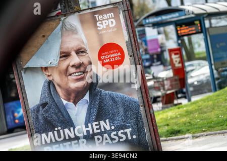 Wahlplakat Dieter Reiter hängt auch vier Wochen nach der Stichwahl am 22. März noch in Neuperlach, Plakate müssen längst entfernt sein, München, 16. April 2026 Deutschland, München, 16. April 2026, vier Wochen nach der Stichwahl hängen immer noch Wahlplakate in der Stadt, hier in Neuperlach, Wahlplakat Dieter Reiter zur Stichwahl um das Amt des Münchner Oberbürgermeisters am 22. April. März, Oberbürgermeister Dieter Reiter, SPD, Wahlslogan, München. Reiter. Passt., Plakate müssen von den Parteien längst entfernt sein, Münchner Kommunalwahlkampf, Politiker, Politik, Wahlkampf, Bayern Stockfoto