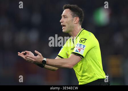 Rom, Italien - 10. April 2026: Schiedsrichter Ermanno Feliciani wurde während des Fußballspiels der Serie A Enilive 2025-2026 zwischen AS Roma und Pisa in Aktion gesehen Stockfoto