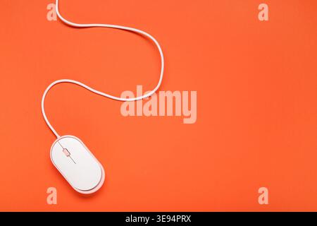 Moderne Computermaus auf orangem Hintergrund Stockfoto