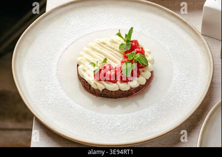 Schokoladendessert mit Vanillecreme und Kirschen Stockfoto