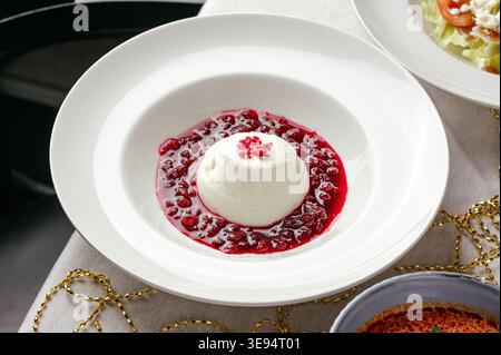 Vanille-Mousse-Dessert mit Beerenmarmelade Stockfoto
