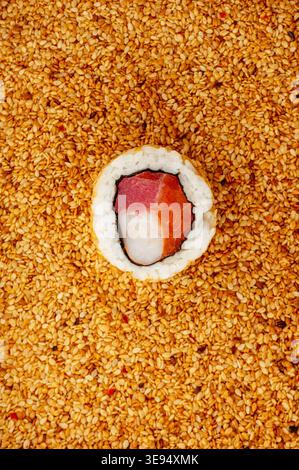 Sushi-Rolle mit Sesam und Thunfisch Stockfoto