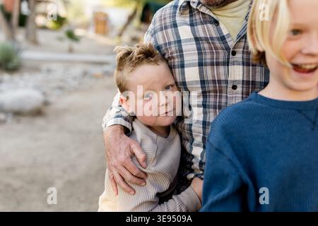 Der 7-jährige Junge hält sich an Dad in Borrego Springs, CA Stockfoto