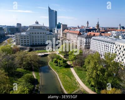 Schkeuditz, Deutschland. April 2026. Die Sonne scheint auf die Leipziger Innenstadt mit Schwanenteich, Oper und Stadthochhaus. (Luftaufnahme mit Drohne) Credit: Jan Woitas/dpa/Alamy Live News Stockfoto