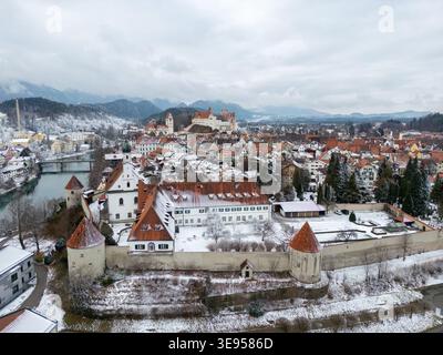 Blick auf die Altstadt füssen in bayern deutschland mit alpengebirgswinterlandschaft Stockfoto