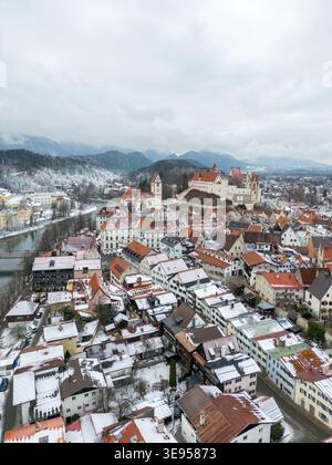 Luftaufnahme der Altstadt von füssen in bayern deutschland Wintersenkrecht Stockfoto