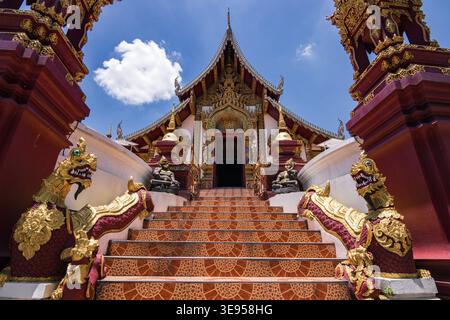 Verzierte rote Fassade des Wat Rajamontean Tempels in Chiang Mai, Thailand Stockfoto