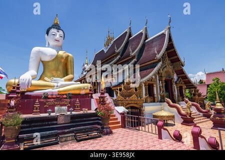 Verzierte rote Fassade des Wat Rajamontean Tempels in Chiang Mai, Thailand Stockfoto