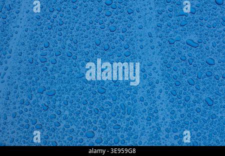 Blauer Hintergrund mit Wassertropfen Stockfoto