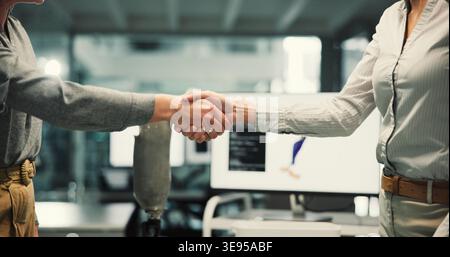 Handshake, Robotik und Treffen mit Geschäftsleuten im Büro für Engineering Deal, Erfolg und vielen Dank. Zusammenarbeit, mechatronische Partner und Stockfoto