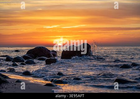 Kiesstrand mit Felsen bei Sonnenuntergang auf der Ostseeinsel Rügen Stockfoto