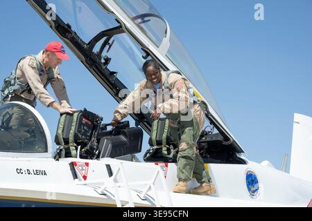 Laurie Grindle, stellvertretende Direktorin des Zentrums, verlässt ein F/A-18-Flugzeug, nachdem er einen Incentive-Flug für Mitarbeiter bei Armstrong Flight Resea der NASA absolviert hat Stockfoto
