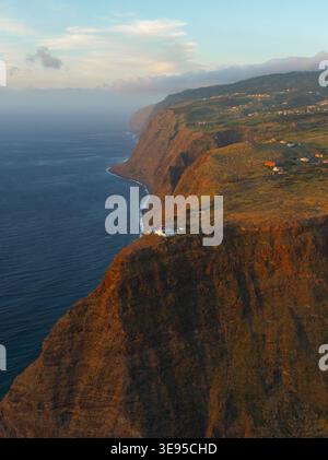Aus der Vogelperspektive des Leuchtturms Ponta do Pargo auf hohen vulkanischen Klippen mit Blick auf den Atlantischen Ozean bei Sonnenuntergang in Ponta do Pargo, Madeira, Portugal. Stockfoto