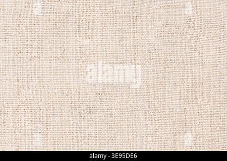 Makronaht der natürlichen Leinengewebe-Textur. Hintergrund aus gewebtem Leinwandmaterial in neutraler beiger Farbe mit detaillierter Faserstruktur. Stockfoto