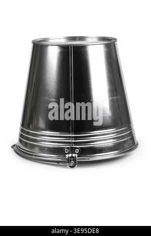 Eimer aus glänzendem verzinktem Stahl mit aufrecht stehendem Griff. Neuer silberner Metalleimer isoliert auf weißem Hintergrund. Garten- oder Hauswirtschaftsanlagen Stockfoto