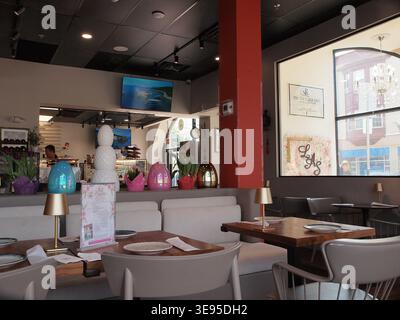 Das Innere eines kleinen Restaurants in Ridgewood, New Jersey, bietet ordentliche und saubere Tische Stockfoto