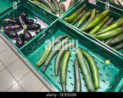 Frisches Gemüse auf dem Supermarkt Gurke und Auberginen in der grünen Box Stockfoto