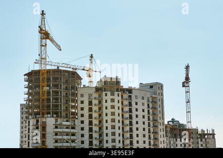 Bau von Turmkränen in einem großen Gebäude Stockfoto