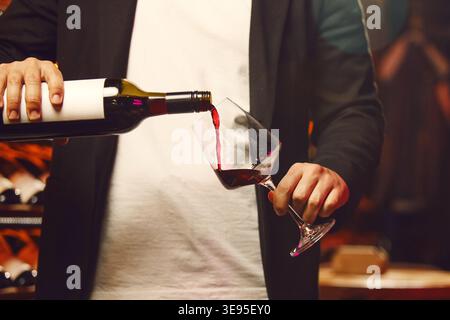 Nahaufnahme von Rotwein, der gegossen wird Stockfoto