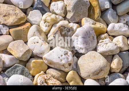 Schließen Sie Steine mit Sonnenlicht von oben Stockfoto