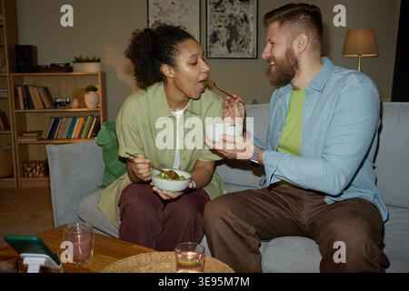 Schwarze Frau und Mann teilen sich zu Hause ein Abendessen für Paare Stockfoto