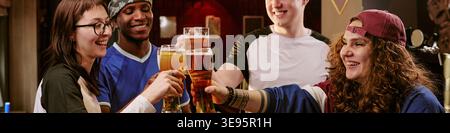 Verschiedene Erwachsene Freunde, die während eines zwanglosen gesellschaftlichen Treffens Getränke trinken Stockfoto