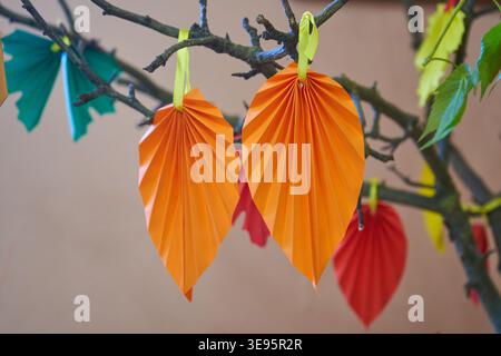 Hängt an einem Baum aus Papierblättern für die Herbstkomposition Stockfoto