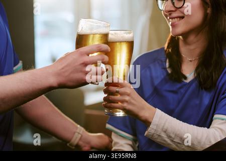Erwachsene Freunde, die Bier trinken, während sie Sport im Pub ansehen Stockfoto