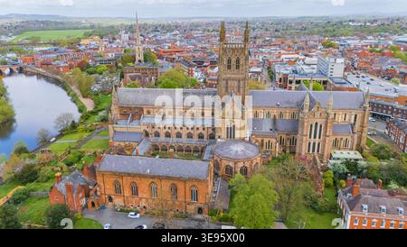 Ein Blick aus der Vogelperspektive auf die Kathedrale von Worcester mit Blick nach Norden, mit dem Kapitelhaus und dem Klostergebäude, mit dem Fluss Severn auf der linken Seite Stockfoto