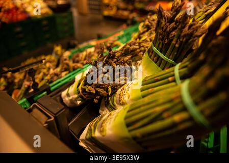Frischer Spargel auf der Theke im Supermarkt, grün in einer Kiste Stockfoto