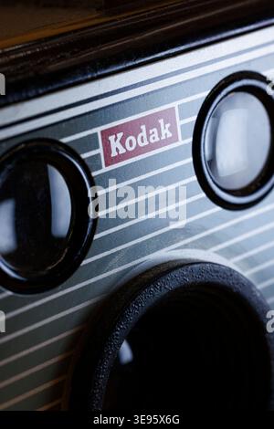 OURENSE, SPANIEN - 30. JANUAR 2026: Klassische Kodak Brownie Model I analoge Kamera isoliert auf gelbem Hintergrund. Studiofotografie mit sanfter Beleuchtung Stockfoto