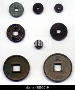 Dieses Bild zeigt die Rückseite einer alten chinesischen Münze aus der Yuan-Dynastie, die Teil der Münzsammlung von Lars Bo Christensen ist. Der Scan zeigt die komplizierte Handwerkskunst und den historischen Kontext der Prägung aus der Yuan-Zeit. Stockfoto