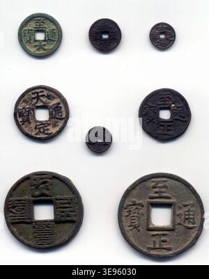 Die Vorderseite einer alten chinesischen Münze aus der Yuan-Dynastie ist in diesem Archivscan zu sehen. Das Bild unterstreicht die feine Kunstfertigkeit und den historischen Wert der Münze, die vom dänischen Numismatiker Lars Bo Christensen gesammelt wurde. Stockfoto