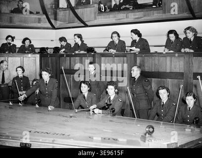Zweiter Weltkrieg. WAAF-Plotter arbeiten im Operationsraum im Gruppenhauptquartier Nr. 11 in Uxbridge in Middlesex, 1942. Stockfoto