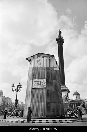 Die Statue von König Karl I. in Whitehall wurde vor Schäden durch Luftangriffe geschützt. Umgeben von Sandsäcken, bedeckt mit einem Holzrahmen und dann mit Wellblech bedeckt. Das Schild zeigt zum nächsten öffentlichen Luftschutzbunker am Trafalgar Square. 1941. Stockfoto