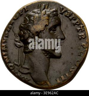 Der Sesterz des Antoninus Pius ist eine römische Münze, die zwischen 140 und 144 n. Chr. geprägt wurde und ein Bild von Concordia, der römischen Göttin der Harmonie und des Friedens, zeigt. Antoninus Pius, römischer Kaiser (138–161 n. Chr.), ist auf der Münze abgebildet. Dieses Archivfoto zeigt die Vorderseite der Münze und unterstreicht ihre historische Bedeutung im Römischen Reich. Stockfoto
