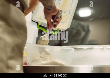 Nahaufnahme des fermentierten Teigs in der Schüssel Weißmehl Gärungshefe gesäuertes Brot Backen Biga poolish Bäckerei Stockfoto