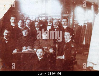 Das Foto zeigt die Mitarbeiter des Bekleidungsunternehmens Wolf & Schlachter in der Mohrenstraße 36/37 in Berlin. Das Bild von 1918 bis 1920 zeigt Arbeiter vor Regalen, die fertige Damenmäntel zeigen, die in der Nachkriegszeit Teil der Produktlinie des Unternehmens waren. Stockfoto