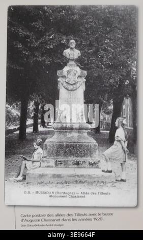 Monument Chastanet ist eine Bronzebüste von Auguste Chastanet, die 1905 von Adolphe Rivet geschaffen wurde. Die Büste wurde später während des Vichy-Regimes in Frankreich zur Mobilisierung von NE-Metallen geschmolzen. Das Foto ist eine Postkarte aus den 1920er Jahren, die die Originalbüste in Mussidan, Dordogne, Frankreich zeigt. Stockfoto