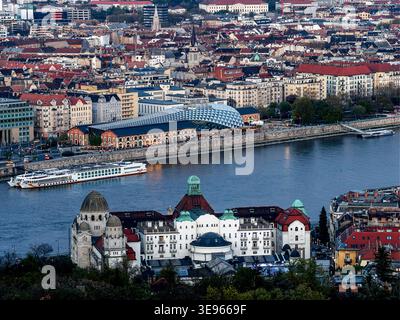 Budapester Stadtbild mit Gellért Hotel, Gellért Szálló, Donau und Bálna Budapest in Budapest Ungarn Stadtpanorama am Flussufer. Stockfoto