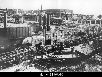 Herber (Daten unbekannt) eroberte die Traktorfabrik „Dzieryski“ in Stalingrad, nachdem sie im Zweiten Weltkrieg zerstört wurde. Das Bild zeigt Produktionsmaschinen, die inmitten der Ruinen der Fabrikhallen stehen. Stockfoto